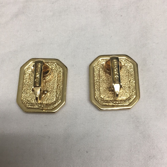 Vintage gold Avon clip on earrings - Picture 4 of 5